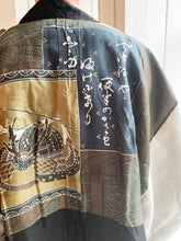 Load image into Gallery viewer, Men&#39;s Vintage Haori/Kimono Samurai kabuto 1960s
