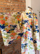Load image into Gallery viewer, Vintage Kimono Floral 1960s
