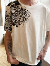 Charger l&#39;image dans la galerie, T-shirt brodé Poisson koi (blanc)
