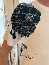 Charger l&#39;image dans la galerie, T-shirt brodé Poisson koi (blanc/bleu)
