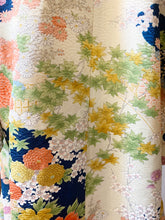Load image into Gallery viewer, Vintage Kimono Floral 1960s
