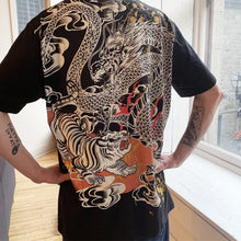 Charger l&#39;image dans la galerie, T-shirt brodé le dragon et le tigre (noir)
