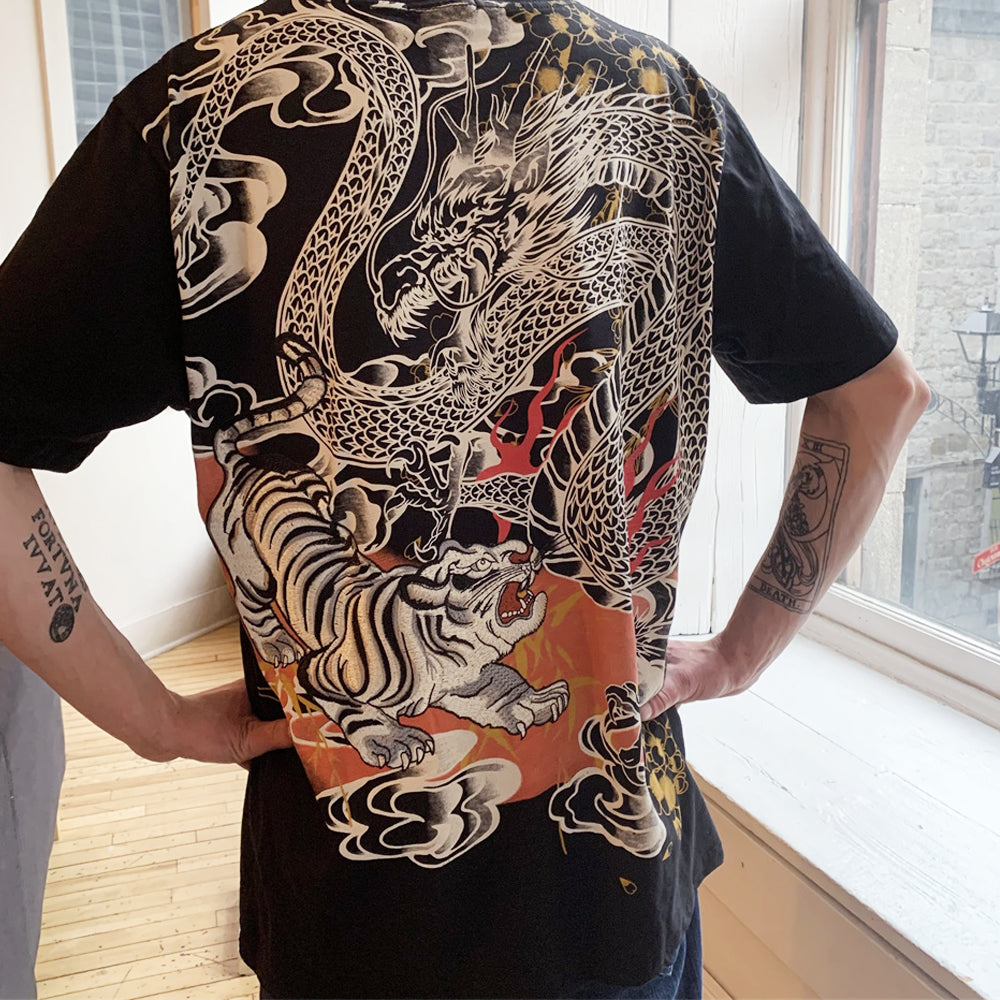 T-shirt brodé le dragon et le tigre (noir)